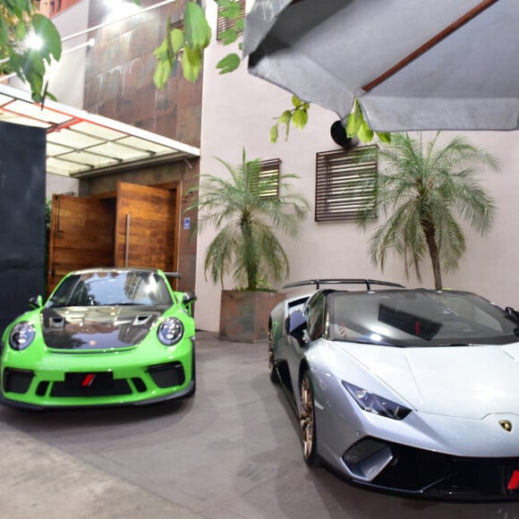 Decoração da festa do filho de Simone Mendes reuniu um Porsche modelo GT3 RS, de R$ 1,7 milhão, e uma Lamborghini Huracán Performante, de R$ 3,5 milhões