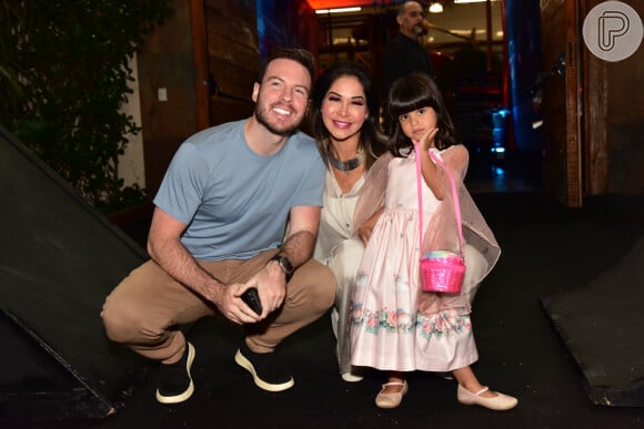 Maíra Cardi, Thiago Nigro (seu noivo) e Sophia (sua filha) foram à festa de 9 anos do filho de Simone Mendes