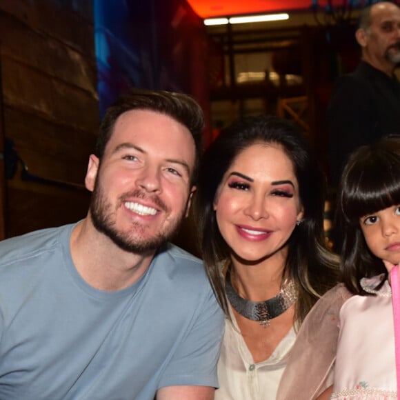 Maíra Cardi, Thiago Nigro (seu noivo) e Sophia (sua filha) foram à festa de 9 anos do filho de Simone Mendes