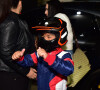 Filho de Simone Mendes surgiu com capacete ao chegar em sua festa de 9 anos