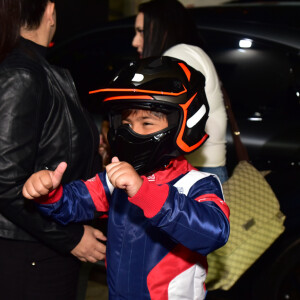 Filho de Simone Mendes surgiu com capacete ao chegar em sua festa de 9 anos