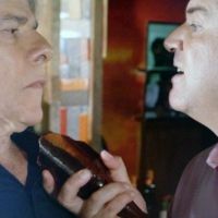 'Império': Felipe ameaça Cláudio com caco de vidro e admite paixão por Enrico