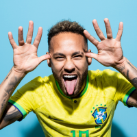 Neymar ostenta relógio milionário em Ibiza, ignora multa de R$ 16 milhões e Justiça interdita lago artificial de novo