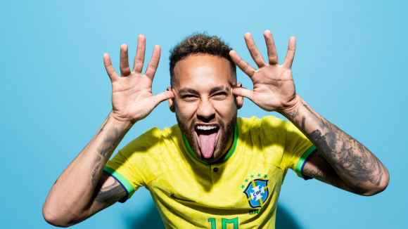 Neymar ostenta relógio milionário em Ibiza, ignora multa de R$ 16 milhões e Justiça interdita lago artificial de novo