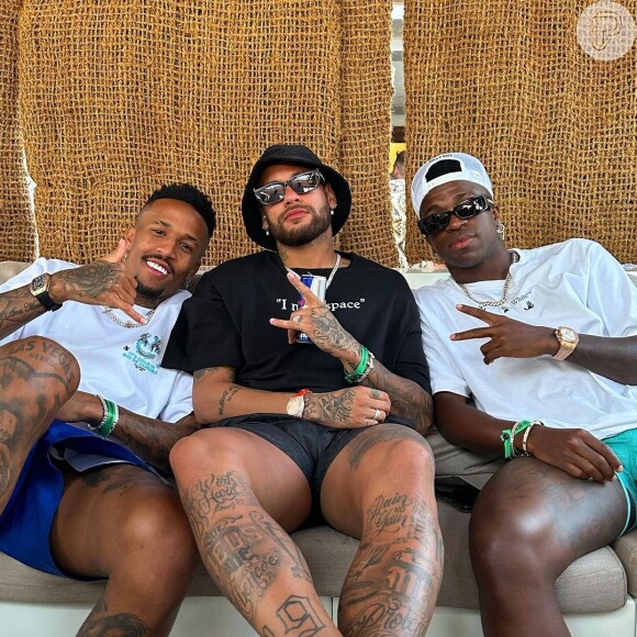 Neymar ao lado de Vini Jr. e Éder Militão ostentaram apenas com seus relógios quase R$ 2 milhões.