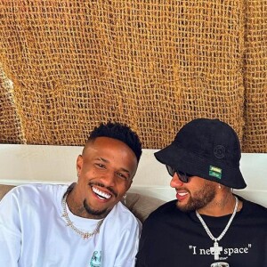 Neymar surgiu ao lado de Éder Militão e Vini Jr. ostentando em Ibiza durante folga entre jogos do campeonato europeu.