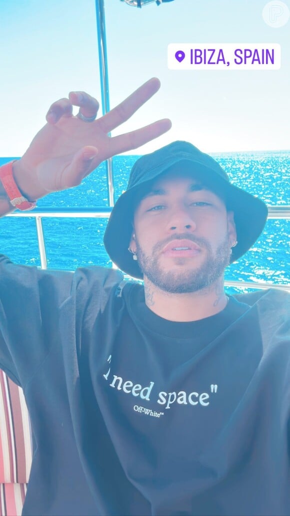 Neymar voltou para Paris após passar um longo período de férias no Brasil. E já logo está aproveitando Ibiza.