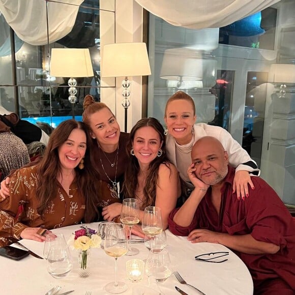 Clauda Raia reencontrou grandes amigos, como Aracy Balabanian, Paolla Oliveira, Mariana Ximenes e Fernanda Souza em julho, no Rio de Janeiro
