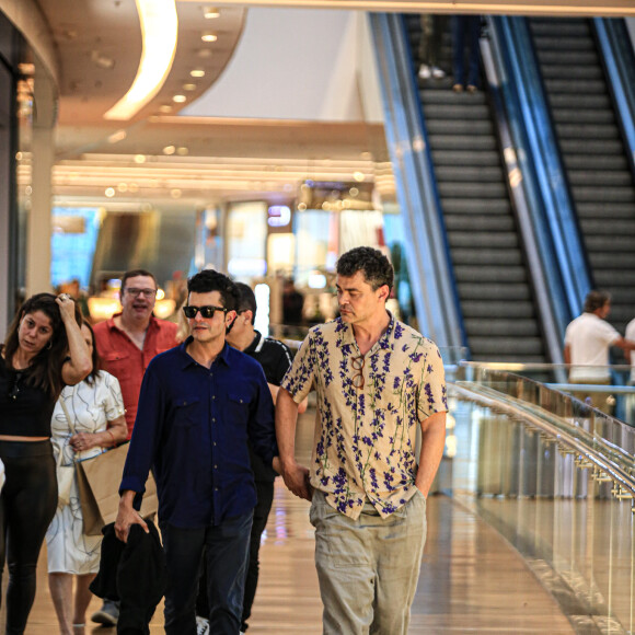 Marido de Carmo Dalla Vecchia estava logo atrás do ator e do homem