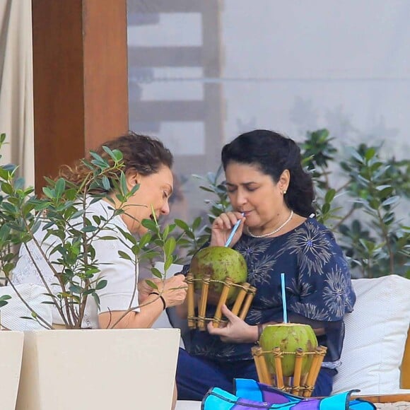 Eliane Giardini grava cena na praia do Leme, na Zona Sul do Rio, ao lado de Inez Viana