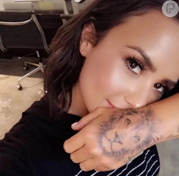 Demi Lovato resolveu tatuar um leão na mão esquerda