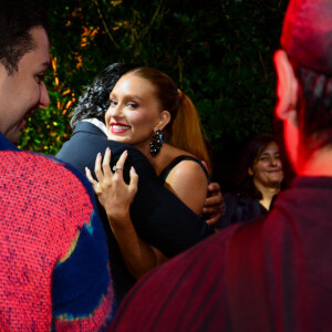 Marina Ruy Barbosa abraçou o namorado, Abdul Fares, ao promover o primeiro desfile da sua grife