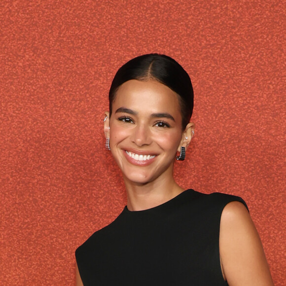 Bruna Marquezine escolheu um look da coleção resort da grife Tory Burch