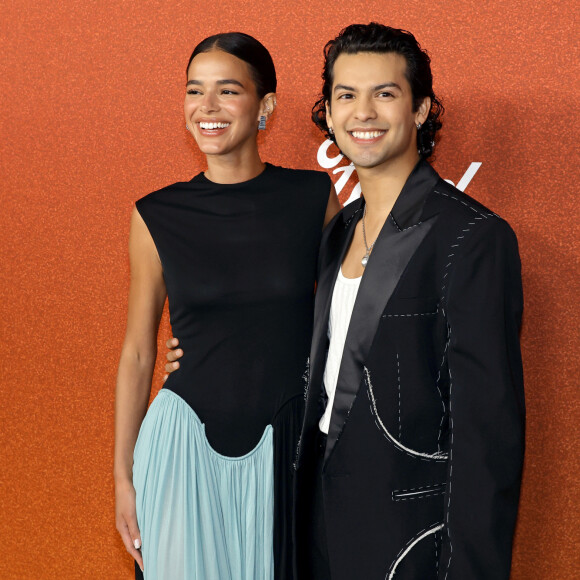 Bruna Marquezine e Xolo Maridueña posaram juntos no red carpet do Variety Power of Young Hollywood