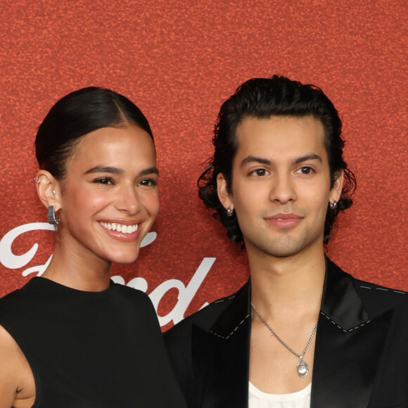 Bruna Marquezine e Xolo Maridueña demonstraram muita sintonia em tapete vermelho