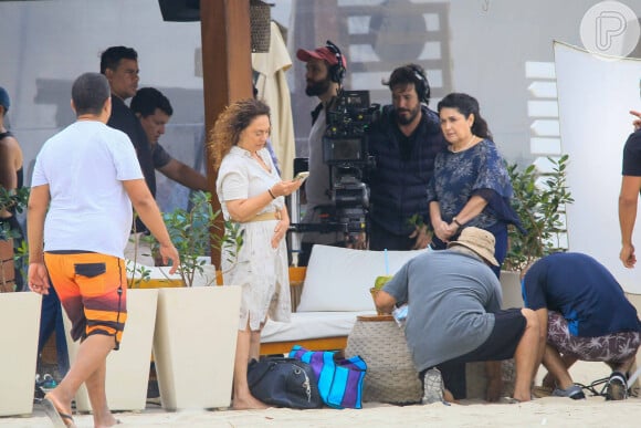 Na praia do Leme, na Zona Sul do Rio, Eliane Giardini gravou cenas de Agatha com Inez Viana, que faz a governanta Angelina