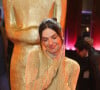 Isis Valverde nua: atriz usa vestido transparente dourado que deixa seios amostra e surge com o seu namorado Marcos Buaiz no Festival de Cinema de Gramado