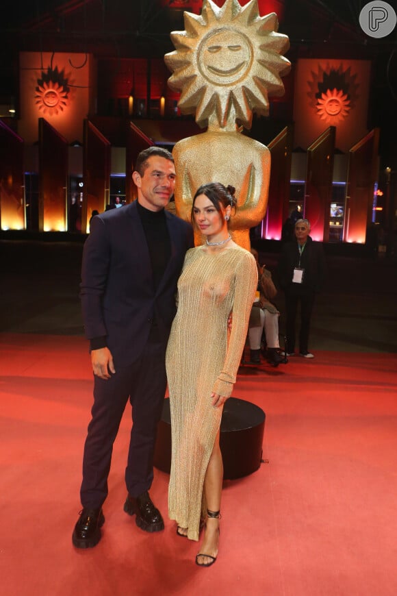 Isis Valverde usa vestido dourado transparente com caimento que ressalta as curvas da atriz