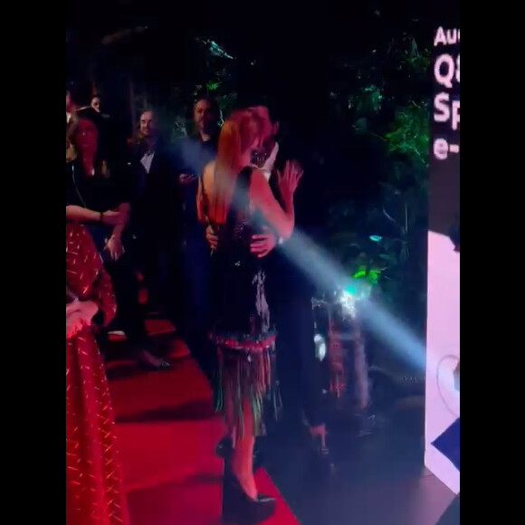 Marina Ruy Barbosa beijou o namorado em um evento de sua marca de roupas