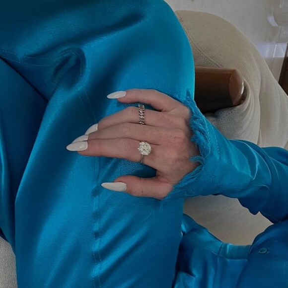 Marina Ruy Barbosa combinou com o seu look all blue, peças em branco que também estão disponíveis no site da Ginger, sua marca.