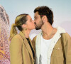 Agatha Moreira e Rodrigo Simas trocaram beijos durante a pré-estreia do filme 'Ângela'