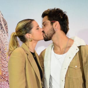 Agatha Moreira e Rodrigo Simas trocaram beijos durante a pré-estreia do filme 'Ângela'