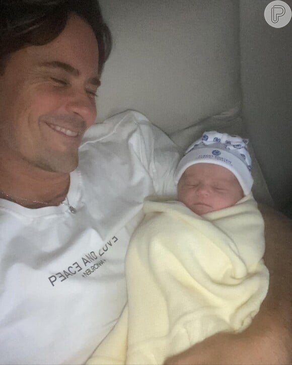 Paulinho Vilhena compartilhou uma série de fotos coladinho com a filha recém-nascida 
