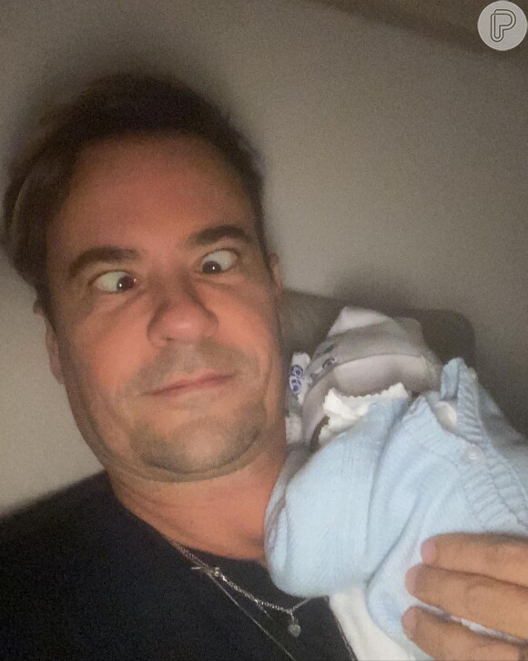 Filha de Paulinho Vilhena dorme no colo do pai em fotos publicadas nas redes sociais