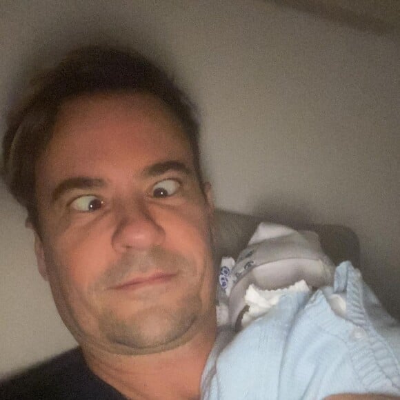Filha de Paulinho Vilhena dorme no colo do pai em fotos publicadas nas redes sociais