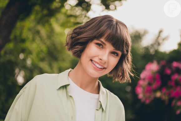 Cabelo no estilo french bob fica delicado quando é finalizado com babyliss