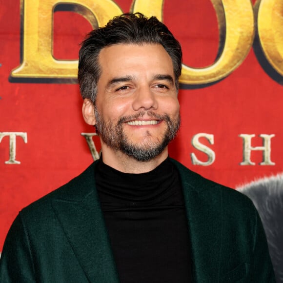 Wagner Moura já demonstrou seu talento também na dublagem em inglês, ao fazer a voz do Lobo em 'Gato de Botas'