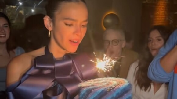 'Besourinha' de luxo! Bruna Marquezine soma mais de R$ 40 mil em look de festa de aniversário. Aos detalhes!
