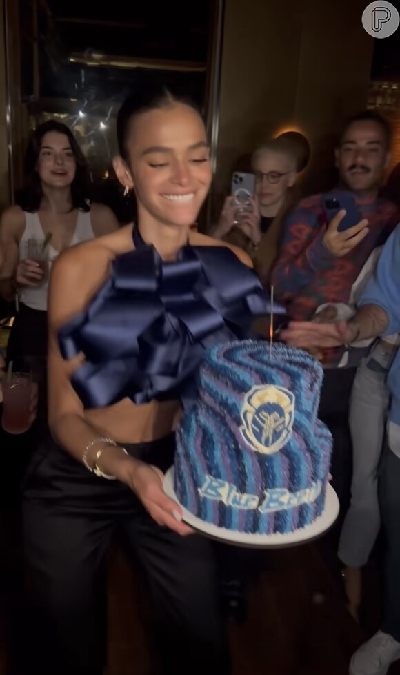 Com 'Besouro Azul' prestes a estrear nos cinemas, Bruna Marquezine escolhe look azul para comemorar aniversário