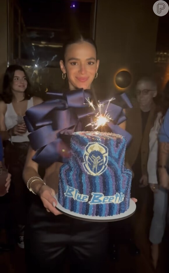 Bruna Marquezine comemora aniversário e estreia de 'Besouro Azul' com amigos e familiares