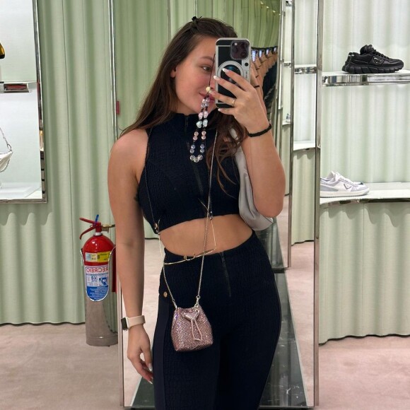 Larissa Manoela pediu que ninguém caia em golpe envolvendo chave PIX e o seu nome: 'Essa conta não pertence a mim e nem a ninguém da minha família ou do meu círculo de amigos'