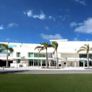 Miami Country Day School possui cerca de 1.270 alunos, de 26 países diferentes. Por conta disso, 19 idiomas são falados na instituição