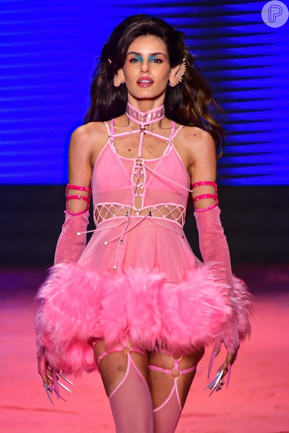 Camila Queiroz usou a camisola rosa para lá de sexy em um desfile diferente feito em 2022.