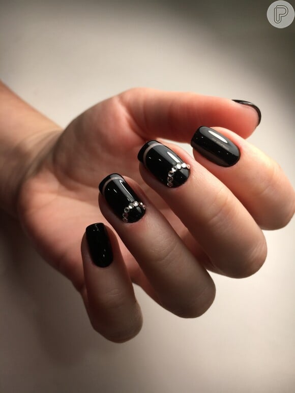 Nail art minimalista com esmalte preto também é possível: inspire-se nesse visual