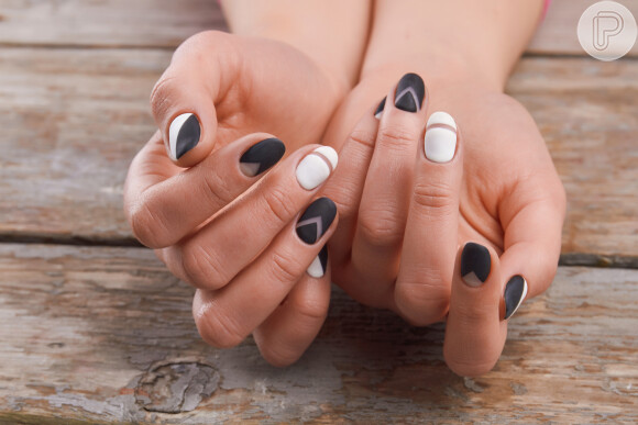 Esmalte preto fosco ficou moderno nessa nail art aliado ao esmalte branco