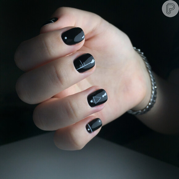 Esmalte preto com finalização brilhante e nail art geométrica: essa opção é estilosa e marcante