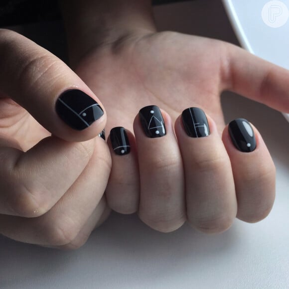Esmalte preto fica lindo em unhas curtas: você usaria essa nail art estilosa e geométrica?