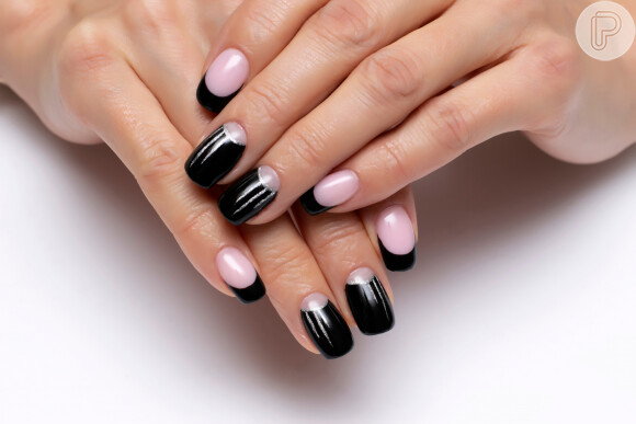 Esmalte preto é estiloso para nail arts de diferentes estilos