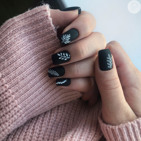 Esmalte preto fosco fica delicado em nail art com desenhos florais