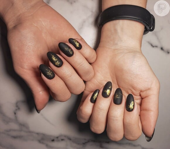 Esmalte preto com dourado: que tal essas unhas decoradas amendoadas?