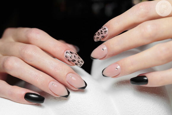 Esmalte preto também fica estiloso em nail arts de animal print