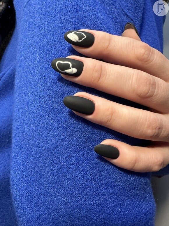 O esmalte preto fosco é uma versão mais elegante do tom e fica lindo com nail arts abstratas