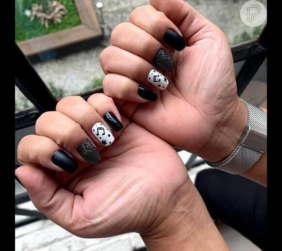 Esmalte preto com nail art divertida: essa opção alia preto e branco