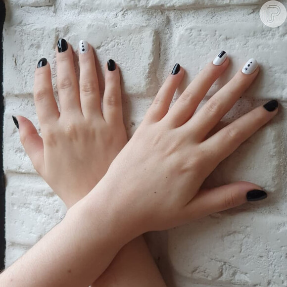 Preto e branco é uma dupla certeira também para quem se ama nail art