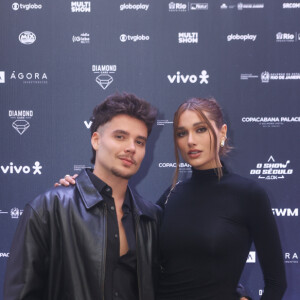 Sasha Meneghel e João Figueiredo também apostaram e looks all black para show de Alok