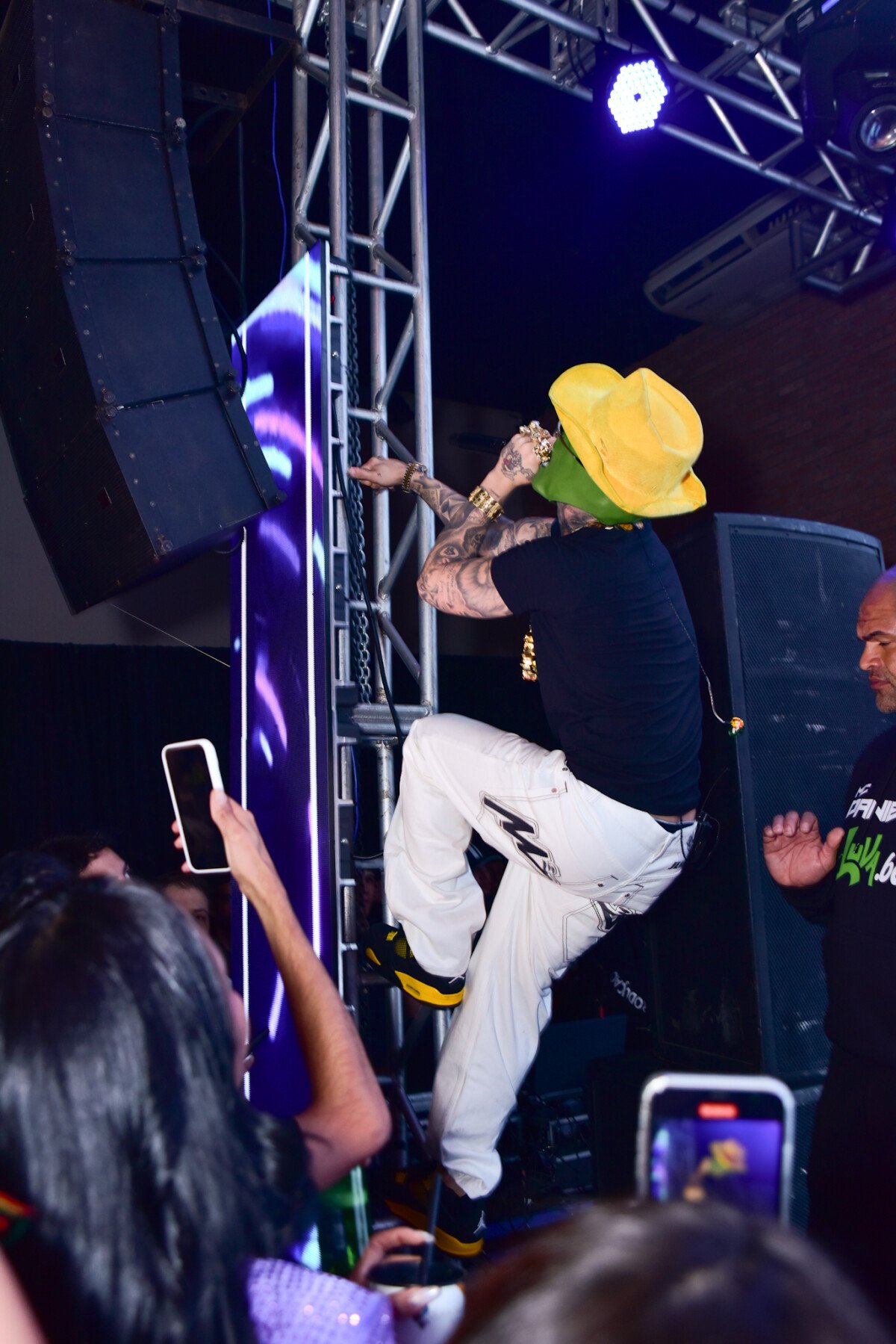 mc-daniel-ostenta-anel-milion-rio-com-rosto-do-personagem-m-skara-e